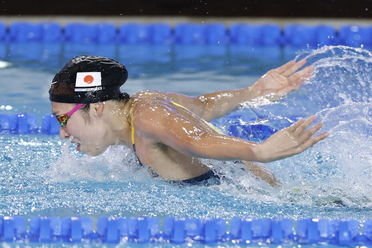 女子400ｍメドレーリレー　バタフライで力泳する第3泳者の池江璃花子（共同）