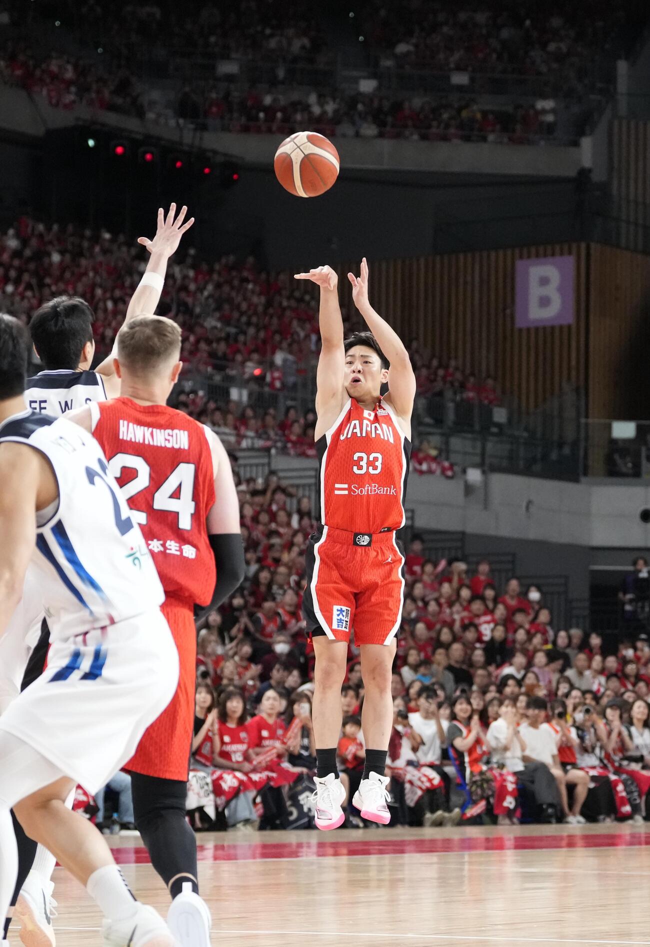 日本対韓国　1Q、スリーポイントシュートを決める佐々木隆成（撮影・小島史椰）