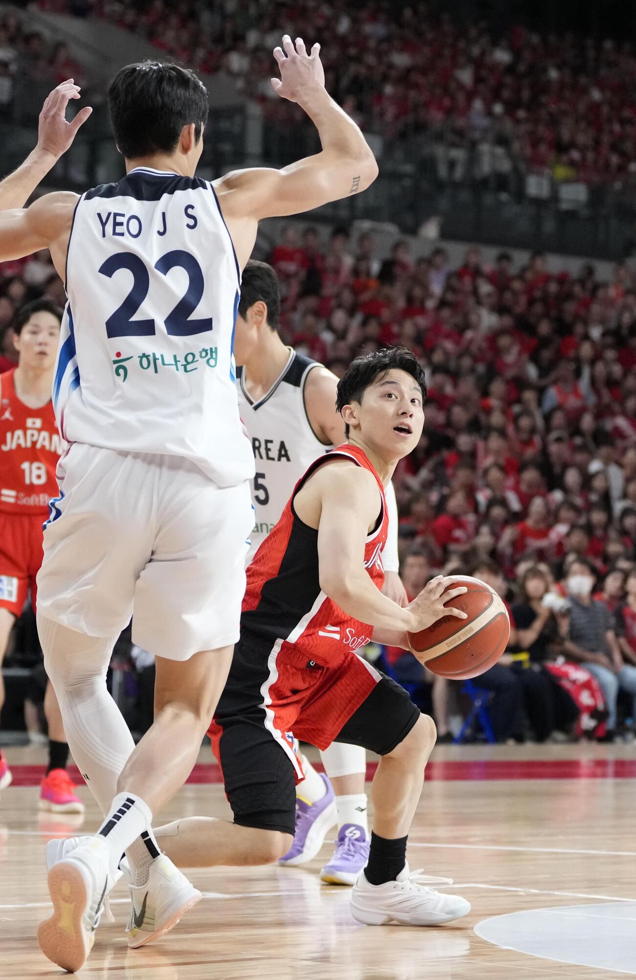 日本対韓国　1Q、ドライブを仕掛ける河村勇輝（撮影・小島史椰）