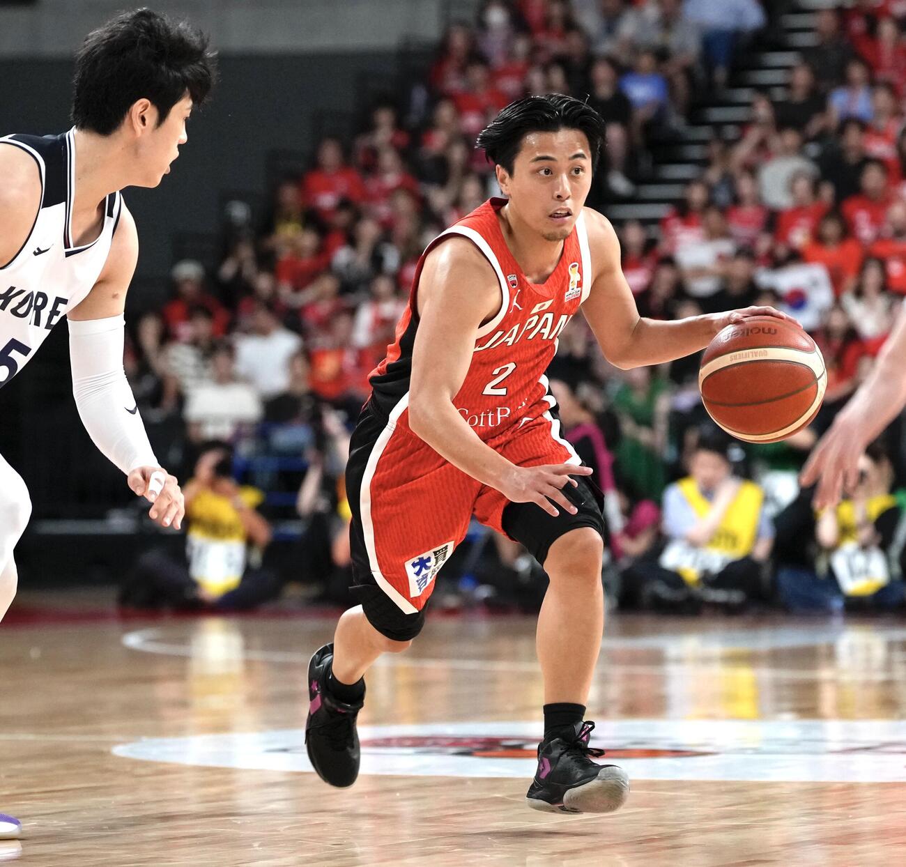 日本対韓国　2Q、ボールをコントロールする富樫勇樹（撮影・小島史椰）