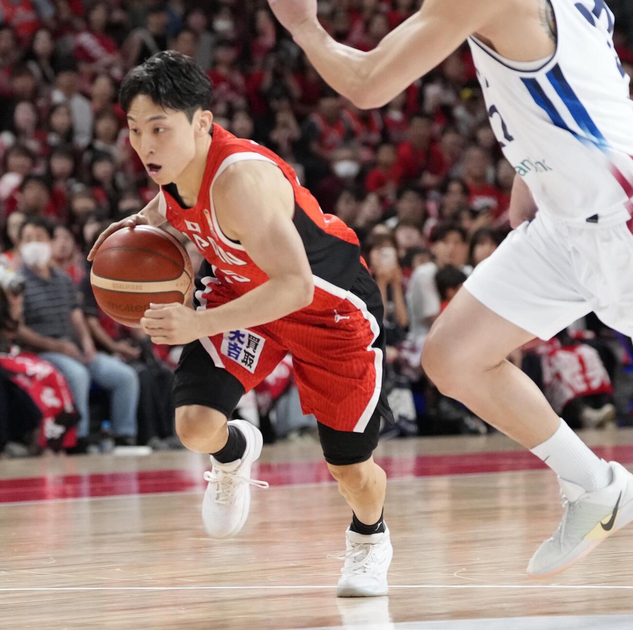 日本対韓国　1Q、ドライブを仕掛ける河村勇輝（撮影・小島史椰）