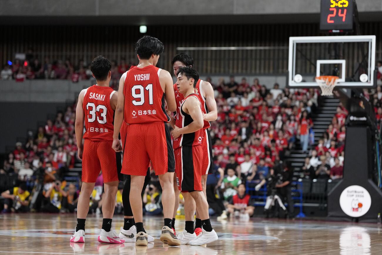 日本対韓国　3Q、円陣を組む日本代表（撮影・小島史椰）
