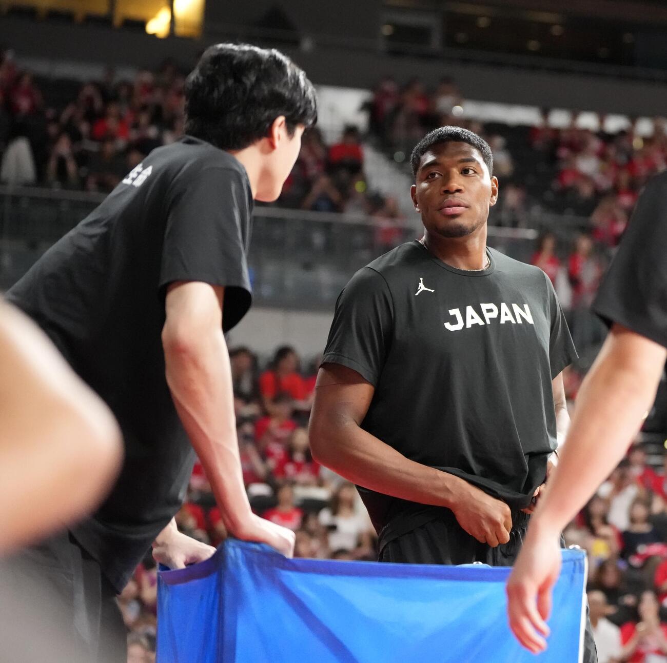 渡辺雄太（左）と話をする八村塁（撮影・小島史椰）
