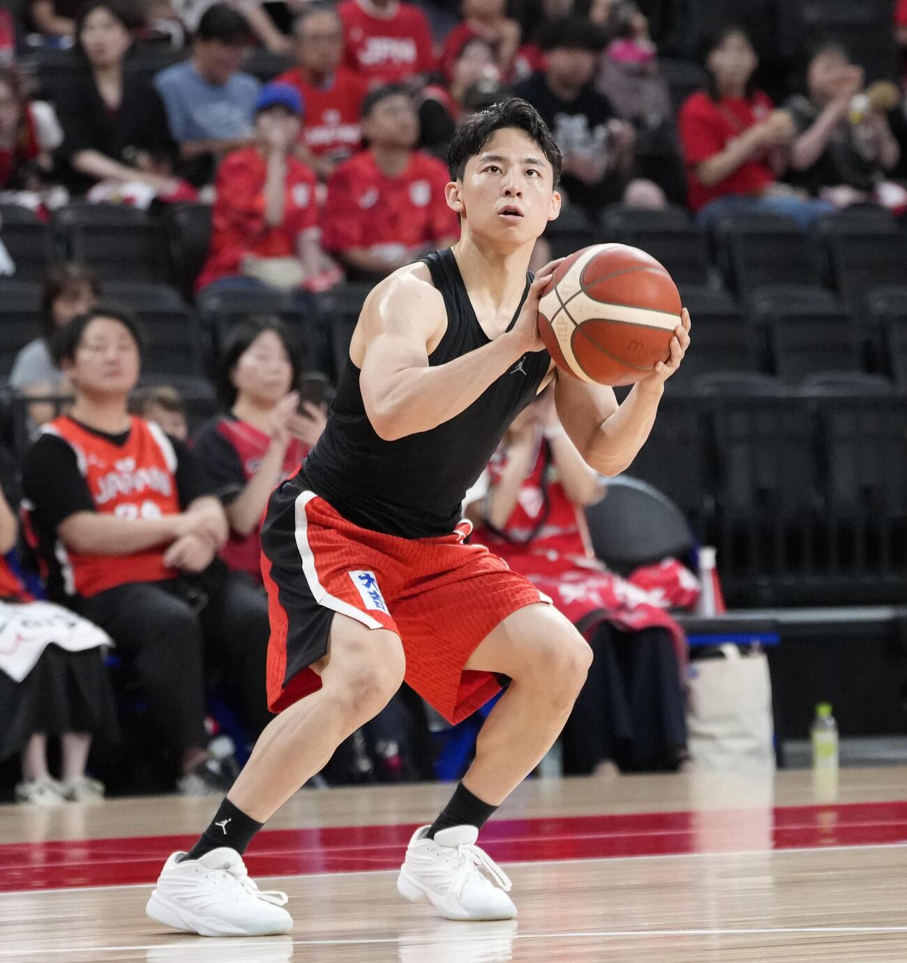 シューティングをする河村勇輝（撮影・小島史椰）