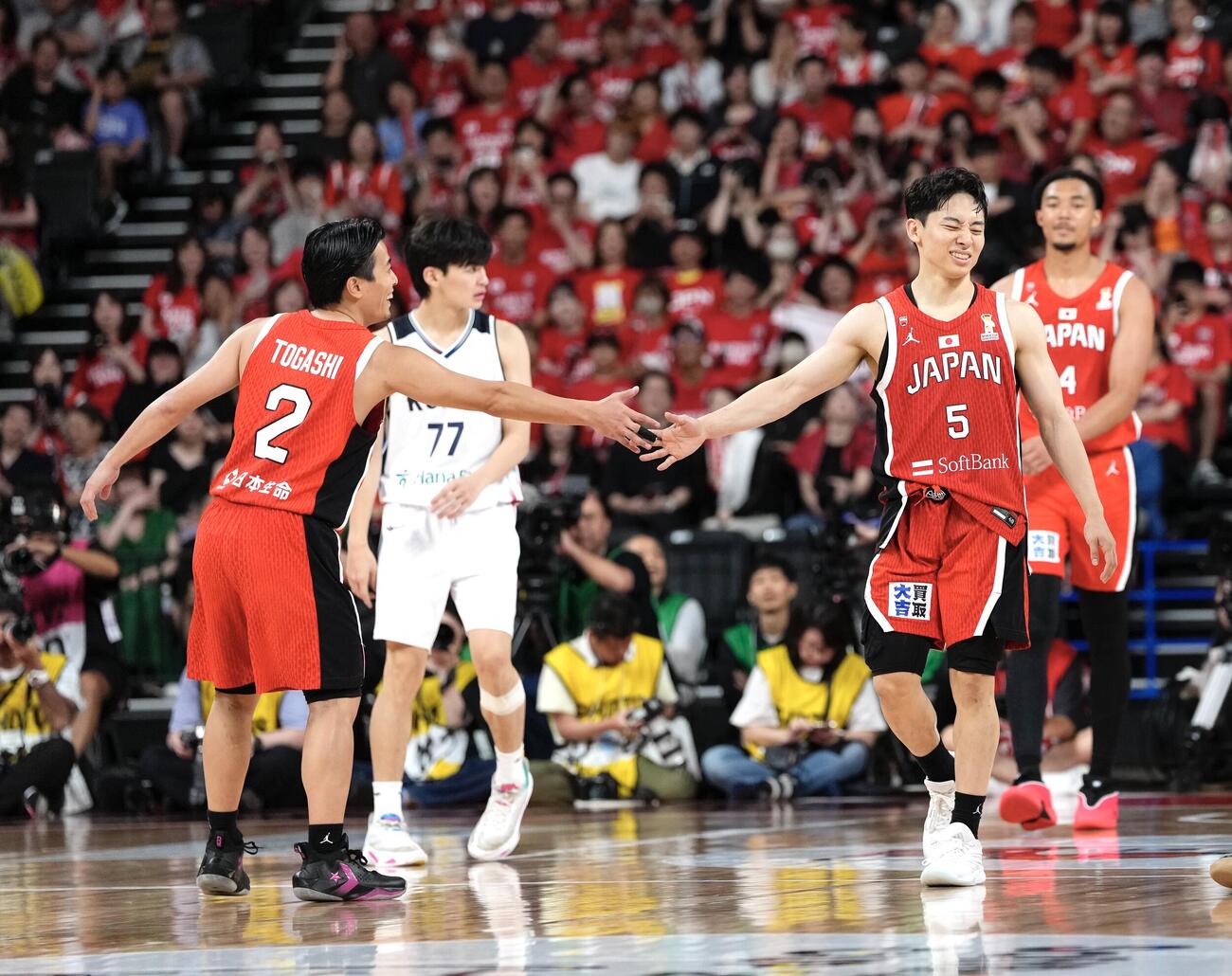 日本対韓国　4Q、タッチを交わす富樫勇樹（左）と河村勇輝（撮影・小島史椰）