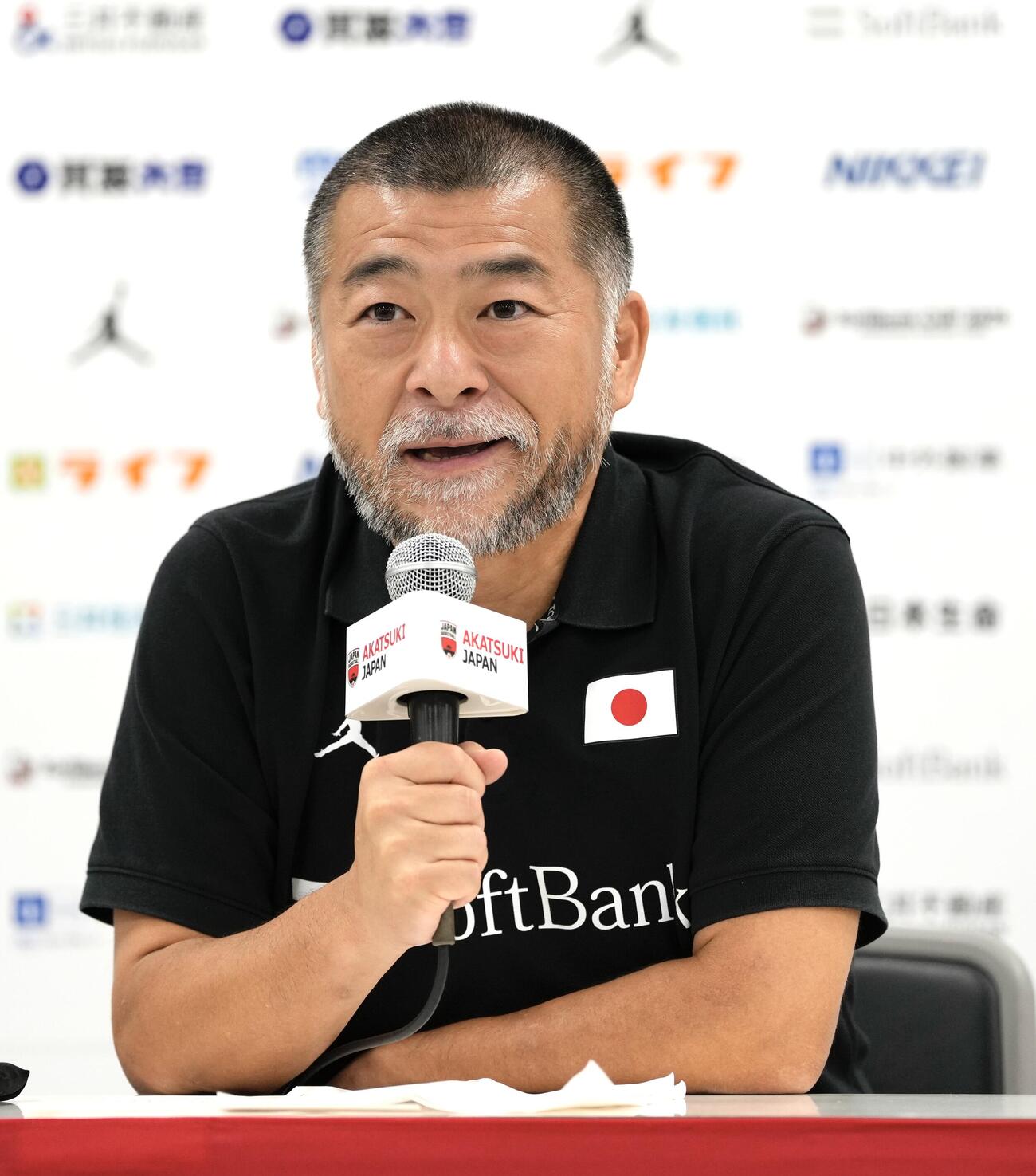 日本対韓国　韓国に勝利し囲み取材に応じる桶谷大監督（撮影・小島史椰）