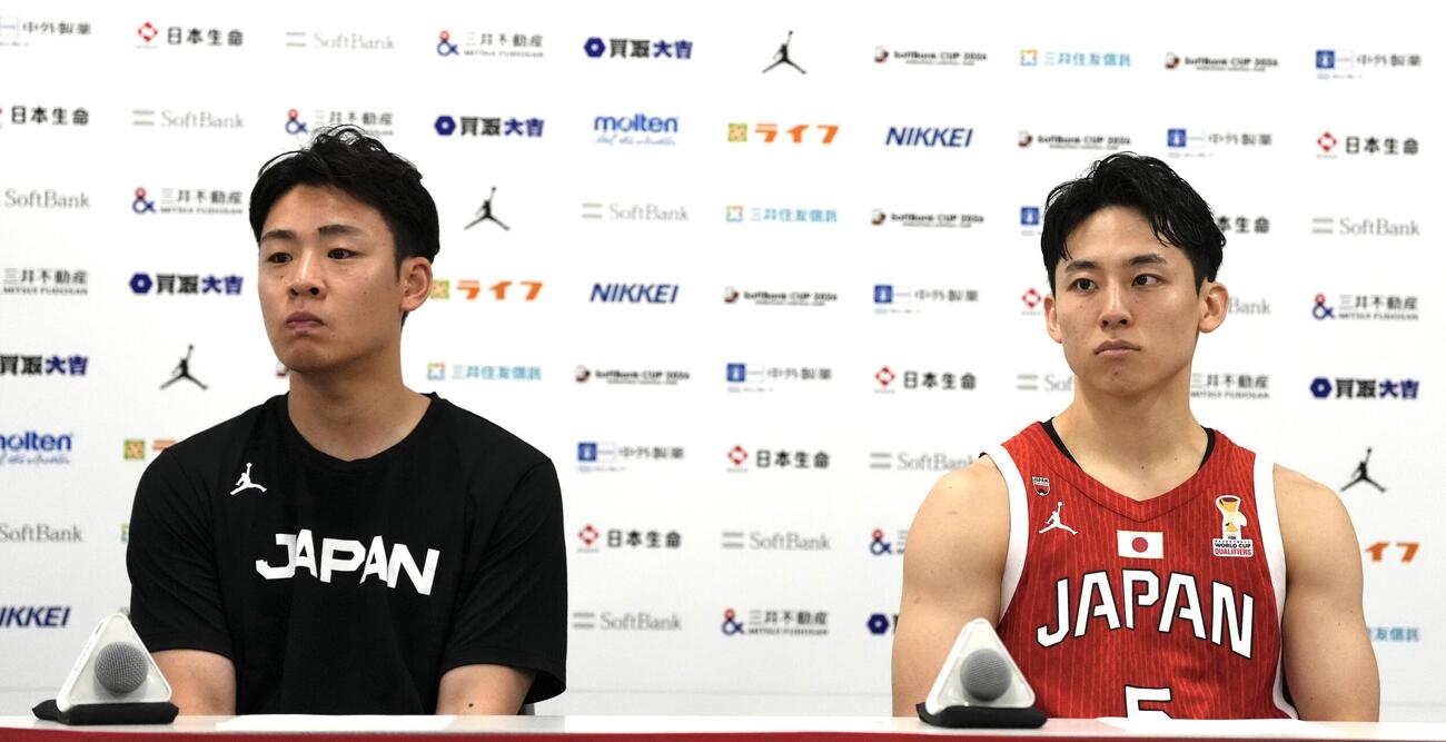 日本対韓国　韓国に勝利し囲み取材に応じる佐々木隆成（左）と河村勇輝（撮影・小島史椰）