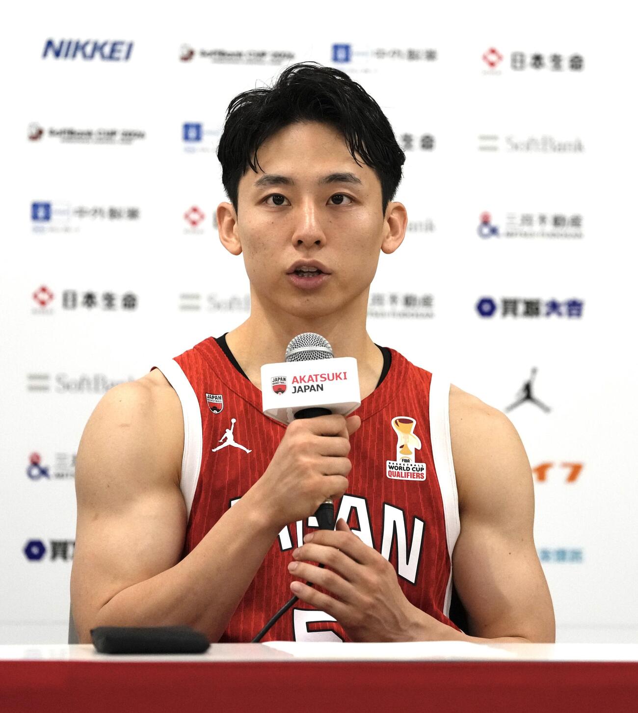 日本対韓国　韓国に勝利し囲み取材に応じる河村勇輝（撮影・小島史椰）
