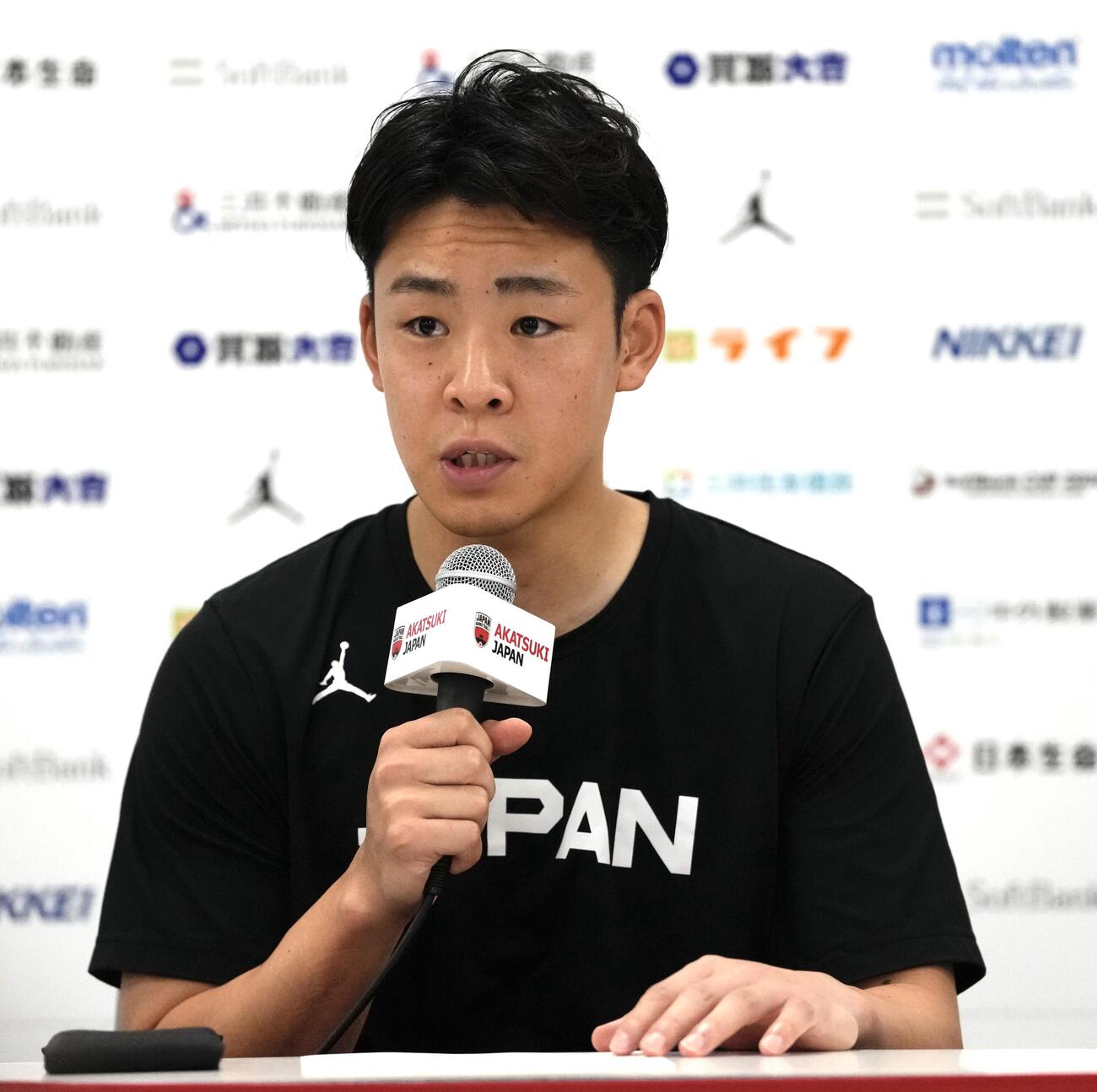 日本対韓国　韓国に勝利し囲み取材に応じる佐々木隆成（撮影・小島史椰）