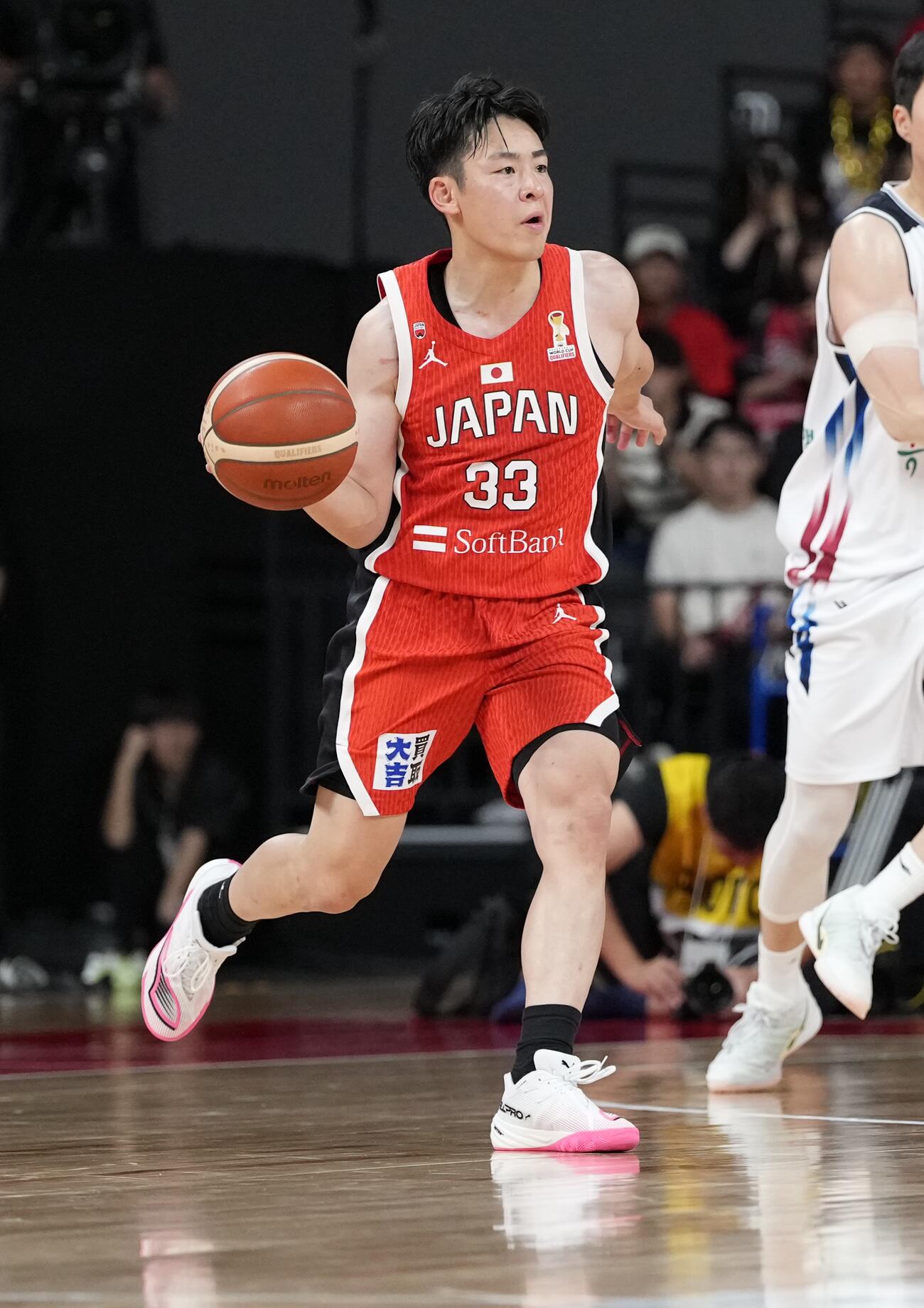 日本対韓国　4Q、ボールをコントロールする佐々木隆成（撮影・小島史椰）