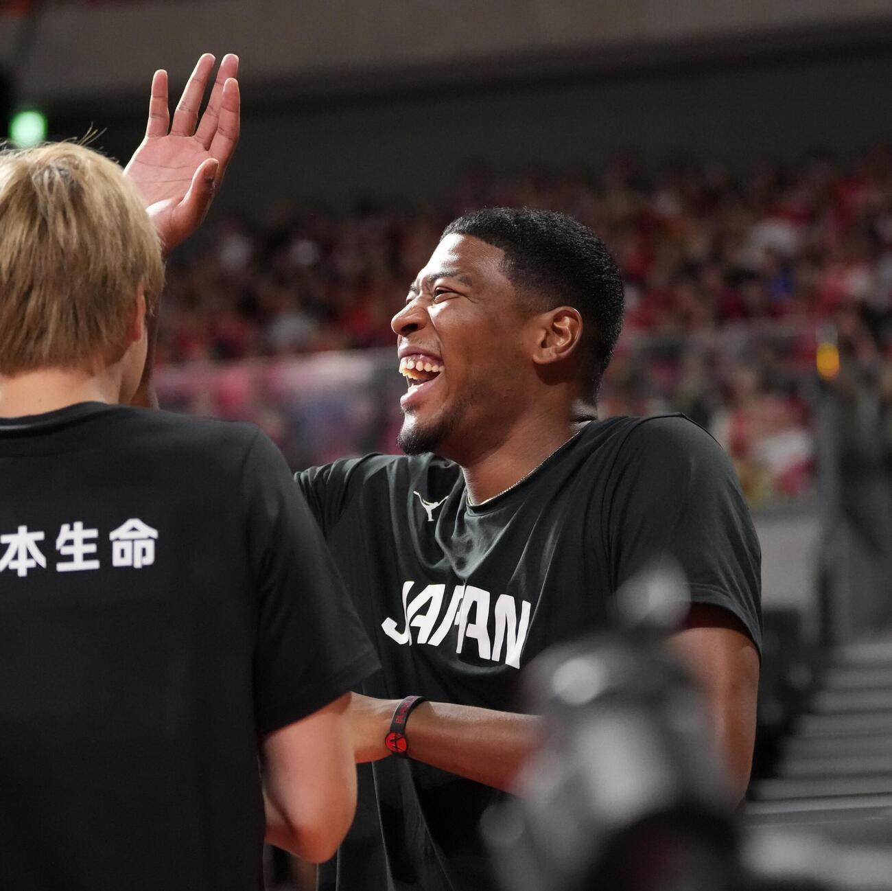 日本対韓国　4Q、ベンチで笑顔を見せる八村塁（撮影・小島史椰）