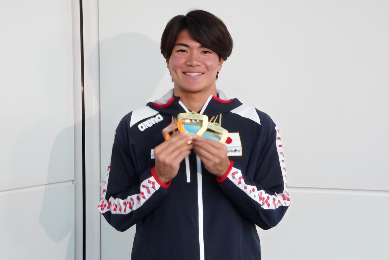 水泳のパンパシフィック選手権から帰国しメダルを手に笑顔の松下知之（撮影・栗林真菜）