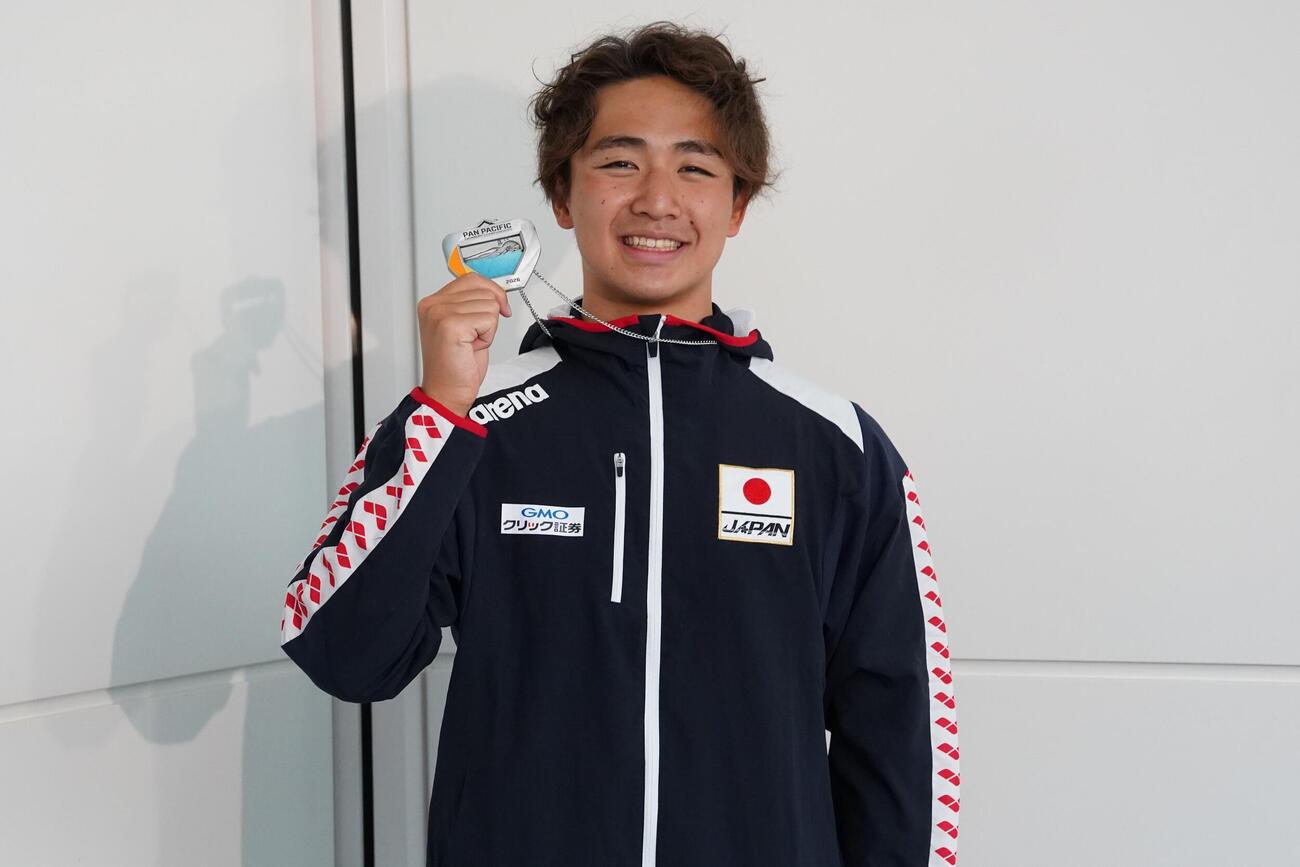 水泳のパンパシフィック選手権から帰国しメダルを手に笑顔の今福和志（撮影・栗林真菜）