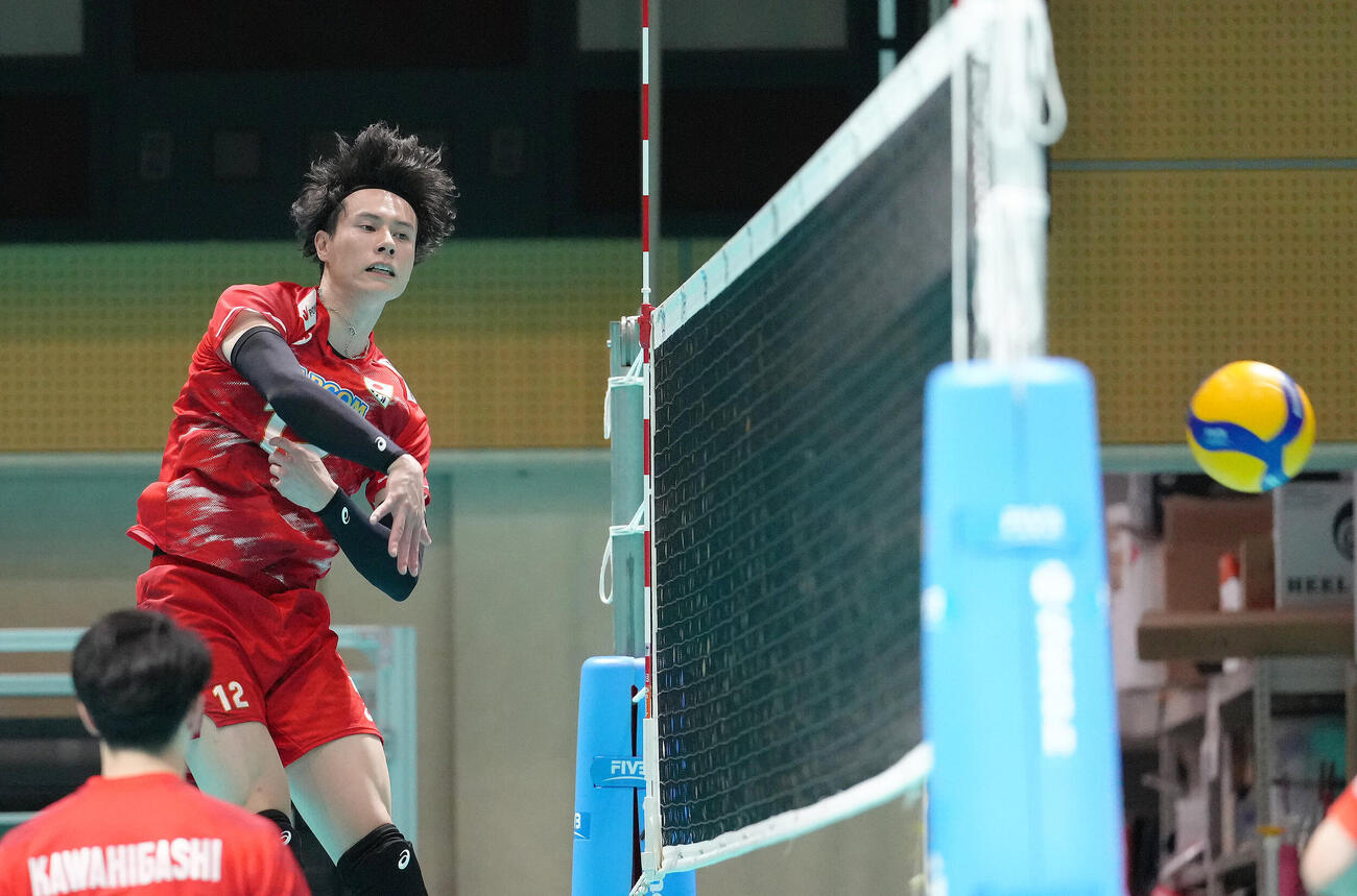スパイクを放つバレーボール男子日本代表高橋藍（撮影・足立雅史）