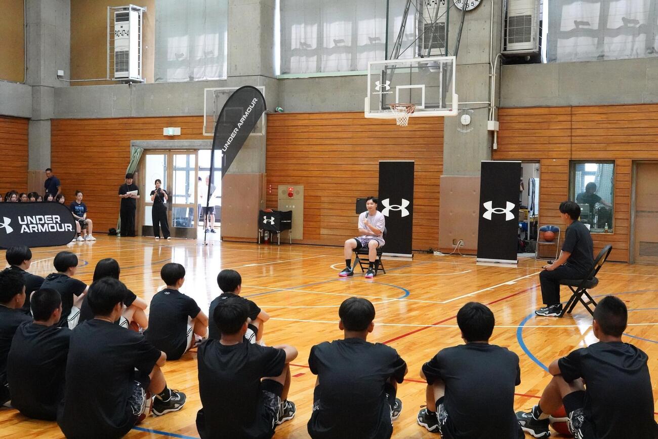 次世代シュータークリニックでトークセッションを行う富永啓生（撮影・栗林真菜）