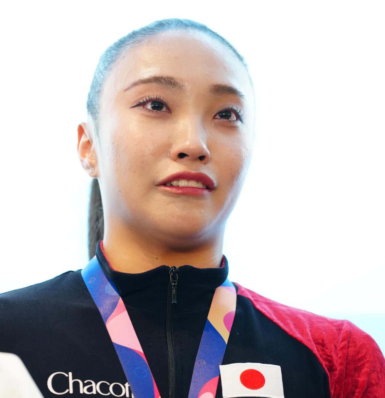 ロサンゼルス五輪の出場権を獲得し、帰国したフェアリージャパンの田口久乃は囲み取材で涙を流す（撮影・鈴木みどり）