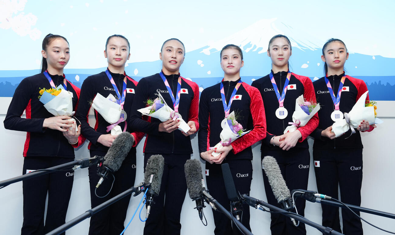 ロサンゼルス五輪の出場権を獲得し、帰国したフェアリージャパンは取材に応じる。左から田辺観世埜、田中友菜、田口久乃、西本愛実、花村夏実、真鍋凛（撮影・鈴木みどり）