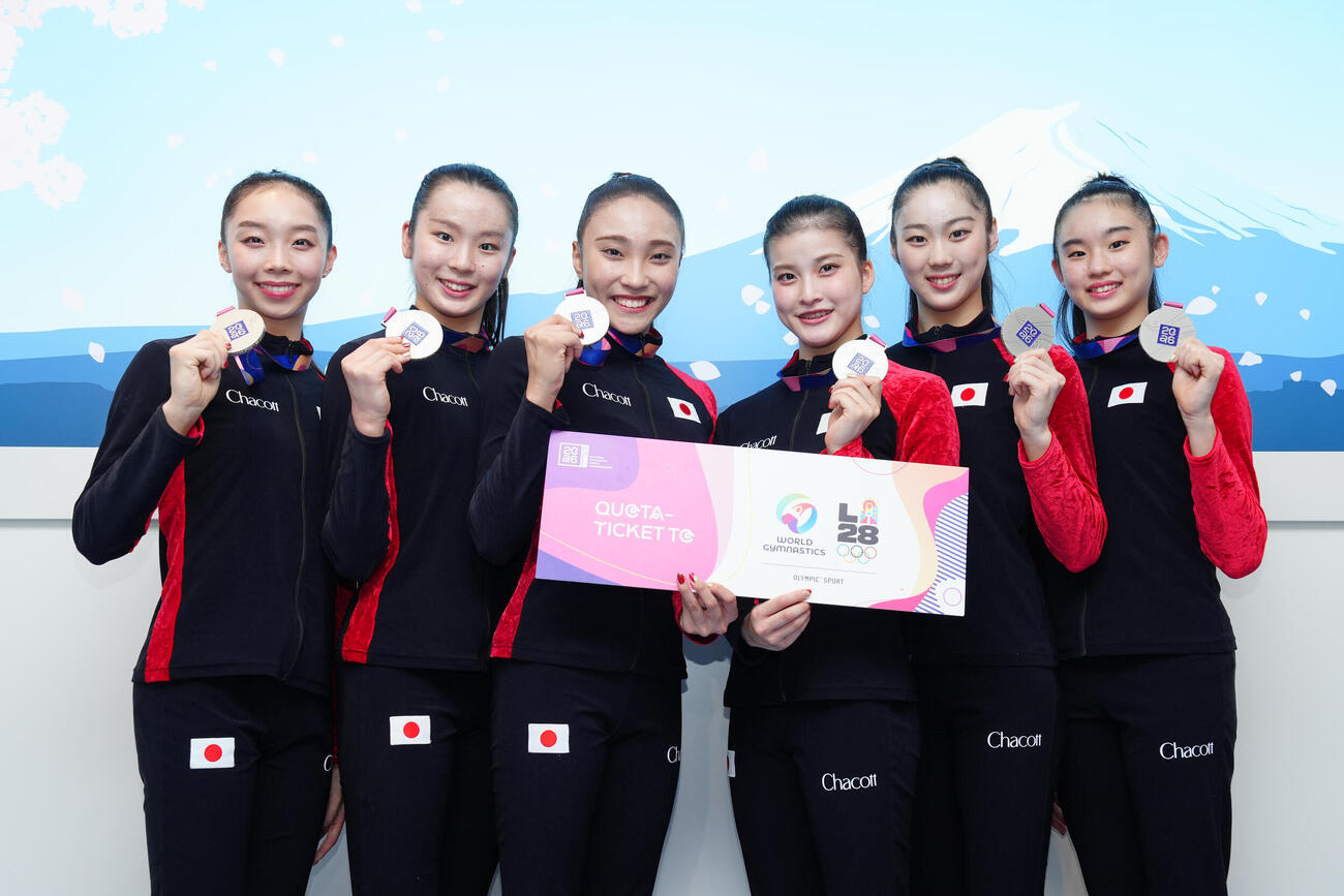 ロサンゼルス五輪の出場権を獲得し、帰国したフェアリージャパンは世界選手権の銀メダルを手に笑顔で写真に納まる。左から田辺観世埜、田中友菜、田口久乃、西本愛実、花村夏実、真鍋凛（撮影・鈴木みどり）