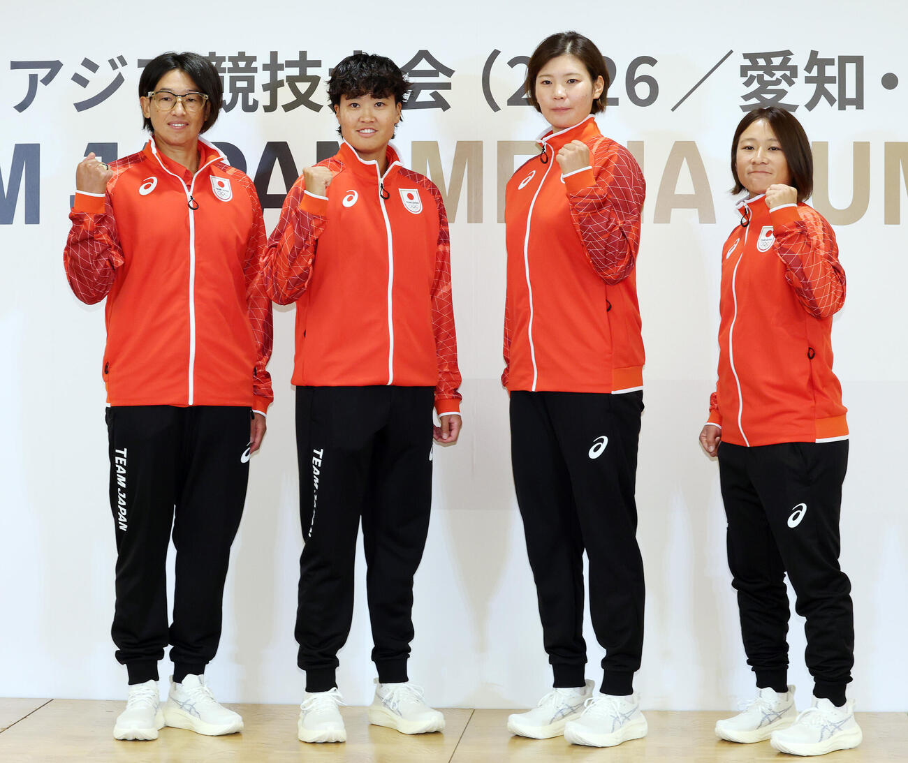 「第20回アジア大会TEAM JAPAN MEDIA SUMMIT」でガッツポーズするソフトボール女子代表、左から上野由岐子、後藤希友、三輪さくら、石川恭子（撮影・宮地輝）
