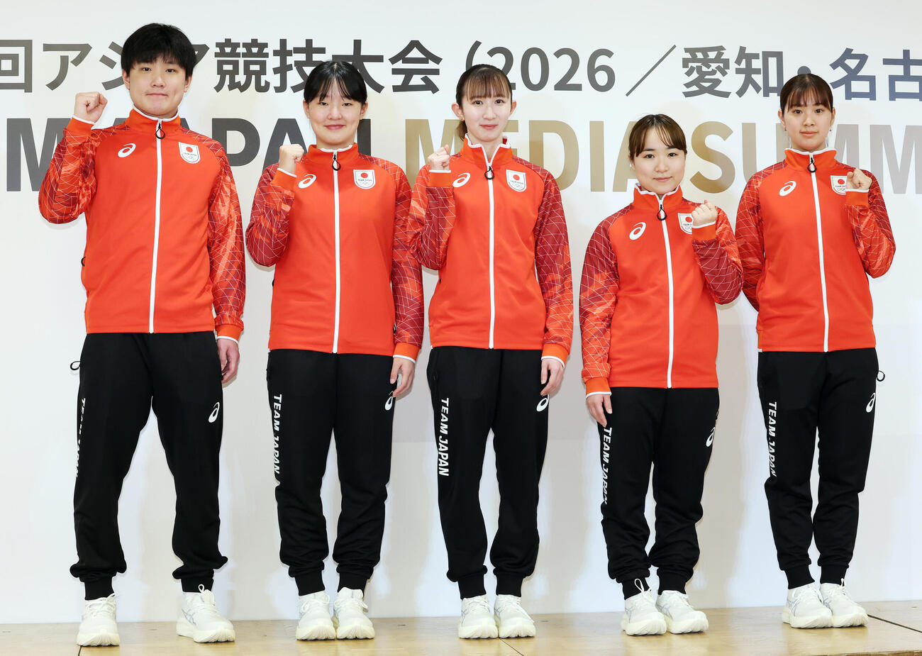 「第20回アジア大会TEAM JAPAN MEDIA SUMMIT」でガッツポーズする卓球代表、左から張本智和、張本美和、早田ひな、伊藤美誠、長崎美柚（撮影・宮地輝）