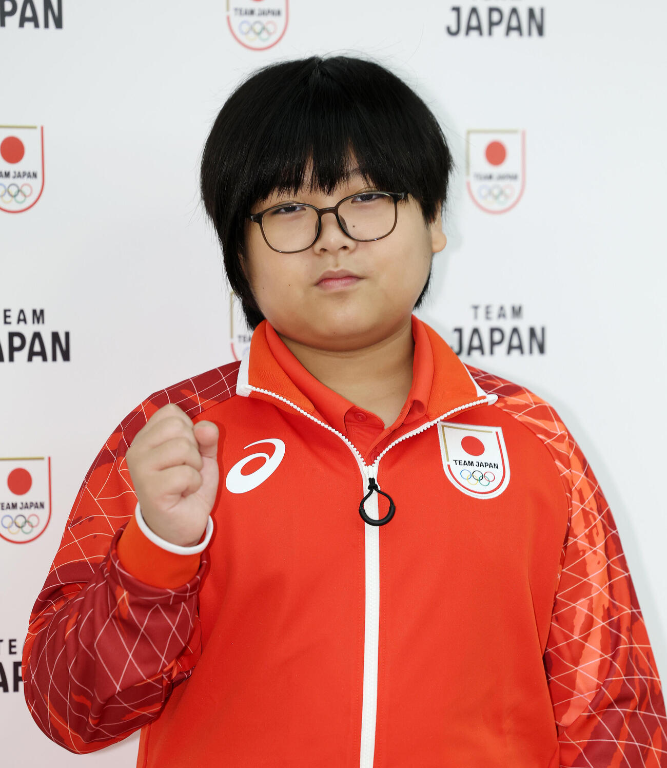 「第20回アジア大会TEAM JAPAN MEDIA SUMMIT」でガッツポーズする栗原悠輝（撮影・宮地輝）