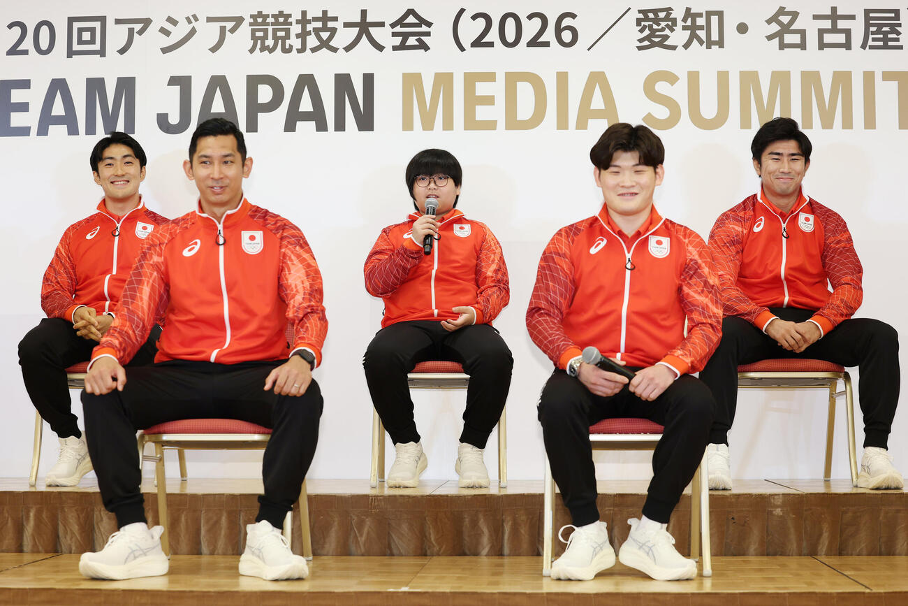 「アジア大会TEAM JAPAN MEDIA SUMMIT」で記者からの質問に答える栗原悠輝（中央）（撮影・宮地輝）
