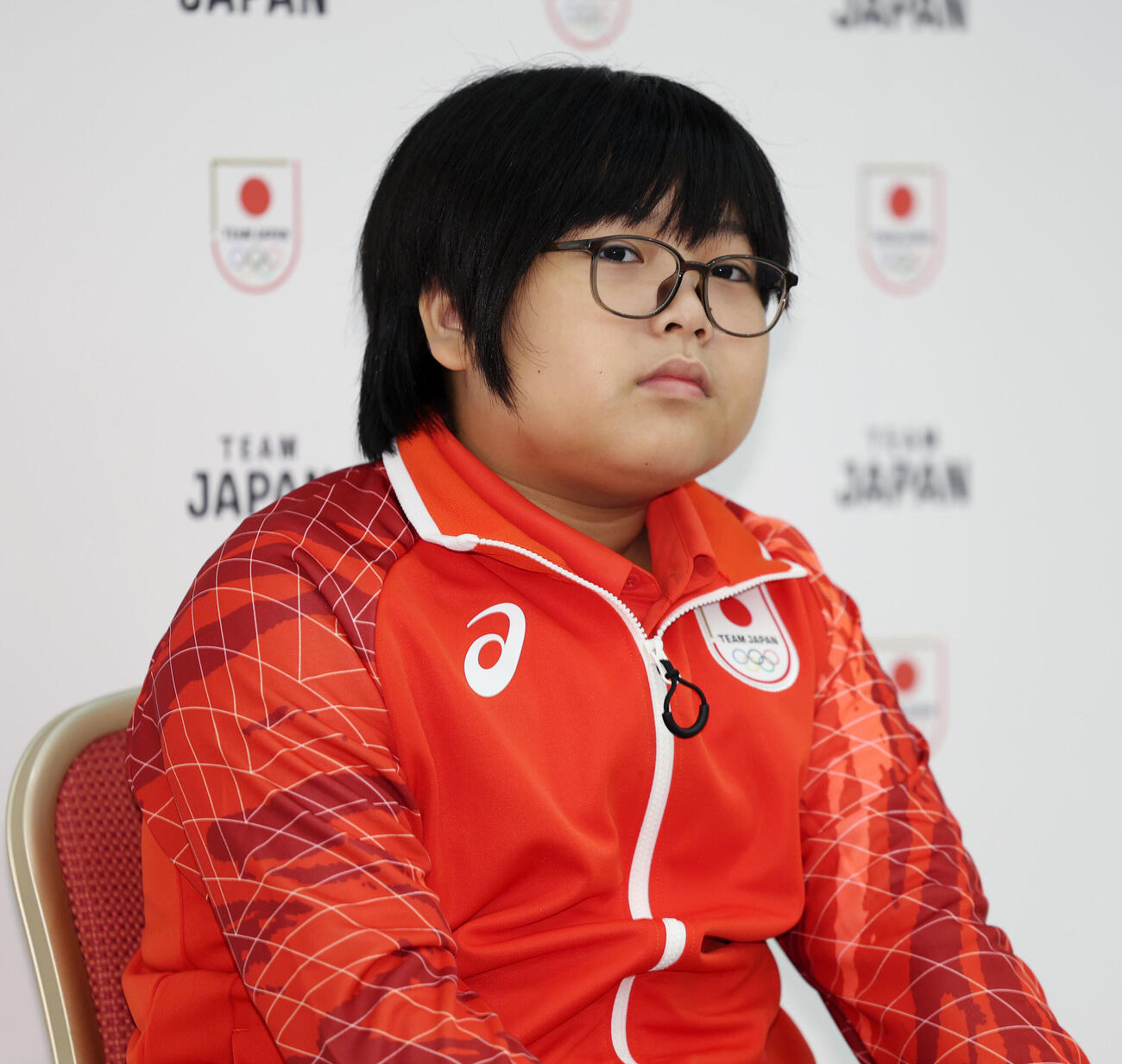 「第20回アジア大会TEAM JAPAN MEDIA SUMMIT」で記者からの質問を聞く栗原悠輝（撮影・宮地輝）
