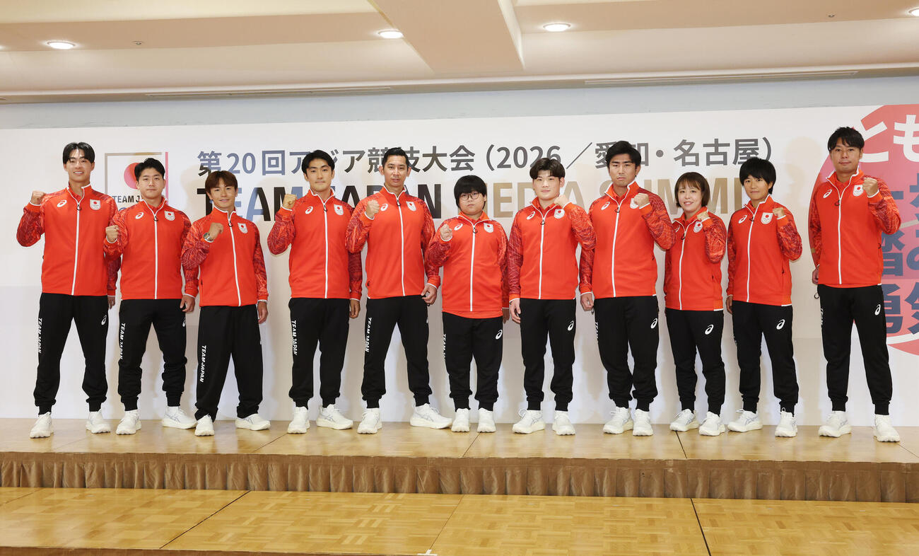 「アジア大会TEAM JAPAN MEDIA SUMMIT」でガッツポーズする、左から上松俊貴、西山走、半井重幸、阿部哲朗、内藤利貴、栗原悠輝、丹羽飛龍、大吉賢、片山智絵、塚本早紀、早稲昭範（撮影・宮地輝）