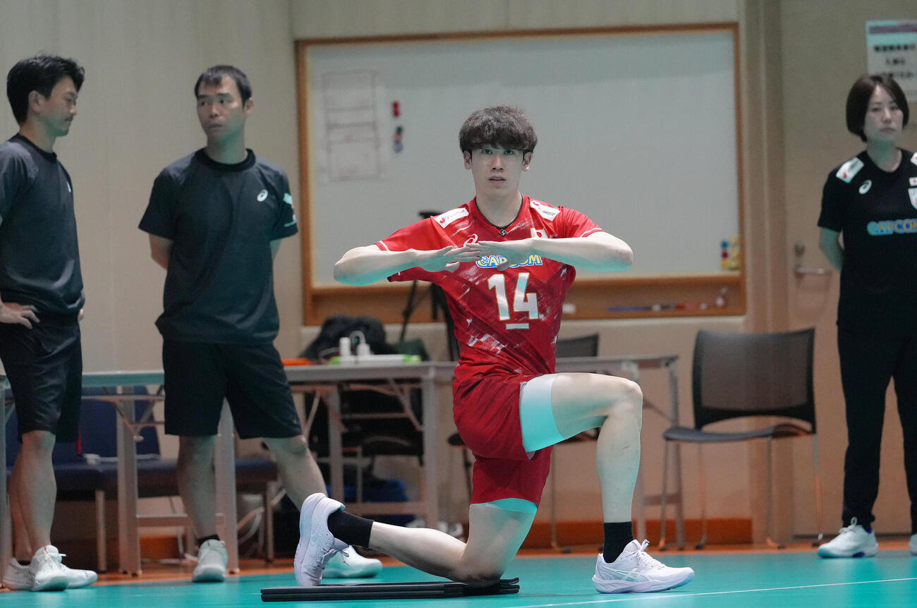 別メニューで調整するバレーボール男子日本代表石川祐希（撮影・足立雅史）