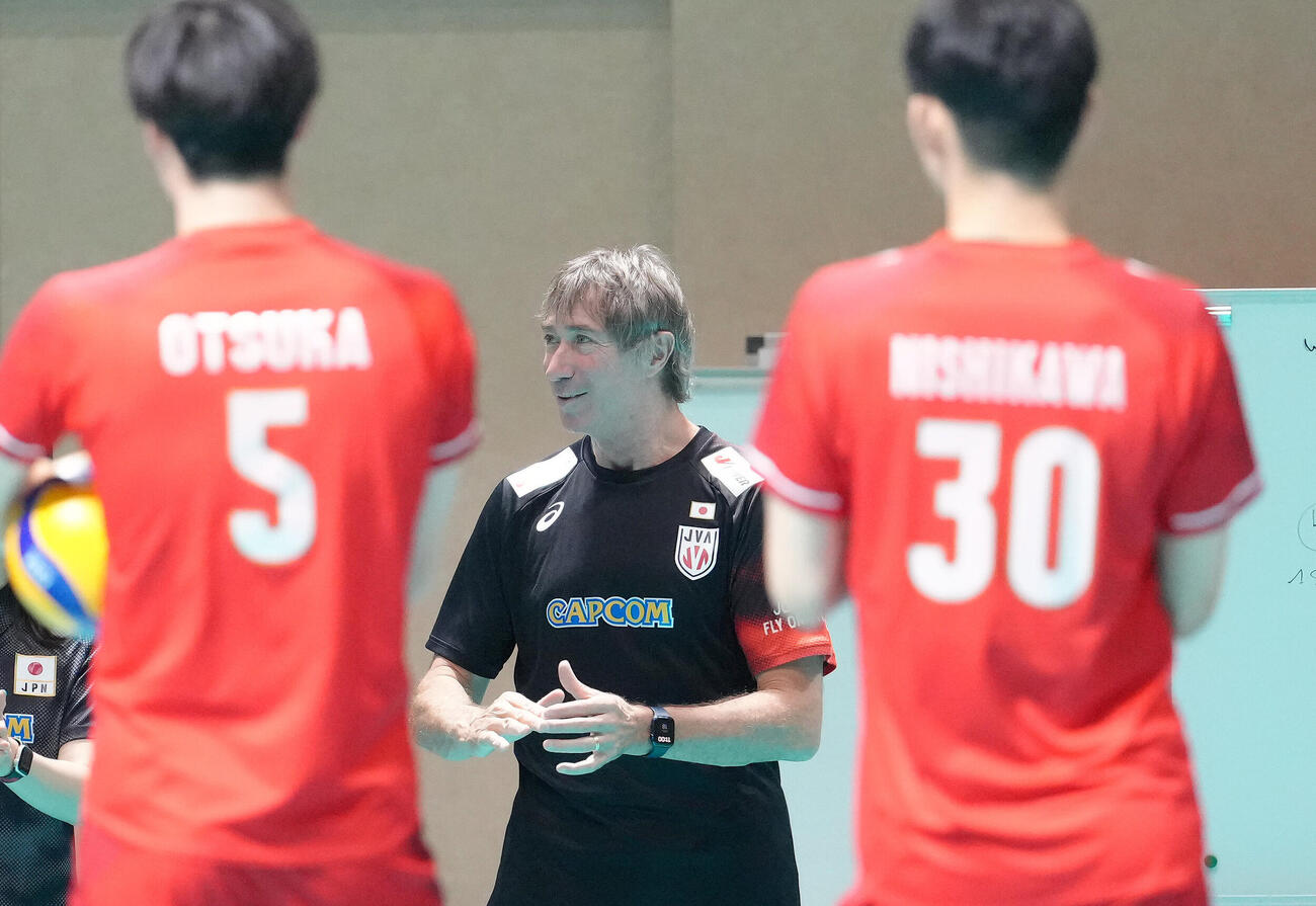 練習前、選手らを前に話すバレーボール男子日本代表ロラン・ティリ監督（撮影・足立雅史）