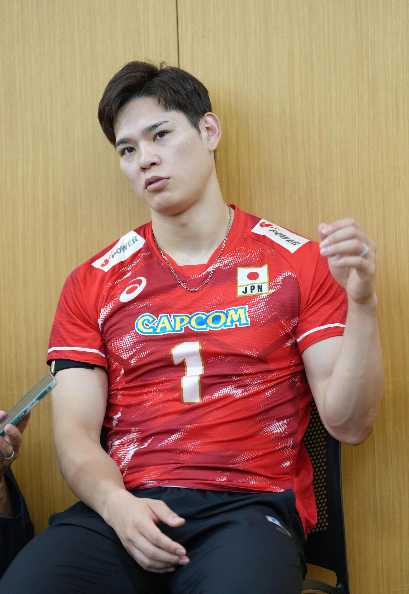 取材に応じるバレーボール男子日本代表西田有志（撮影・足立雅史）