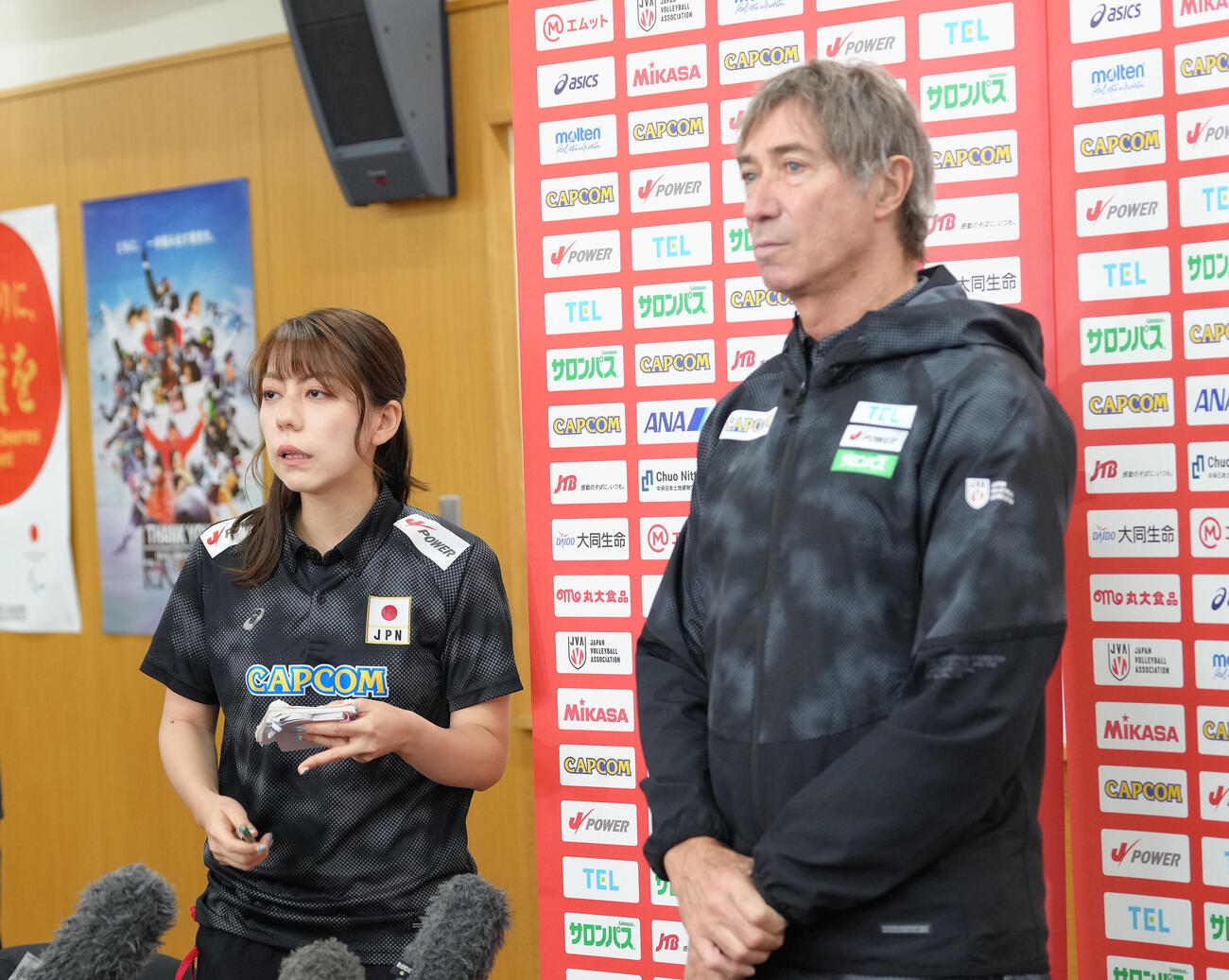 取材に応じるバレーボール男子日本代表ロラン・ティリ監督（右）と通訳の郷倉マリーン氏（撮影・足立雅史）