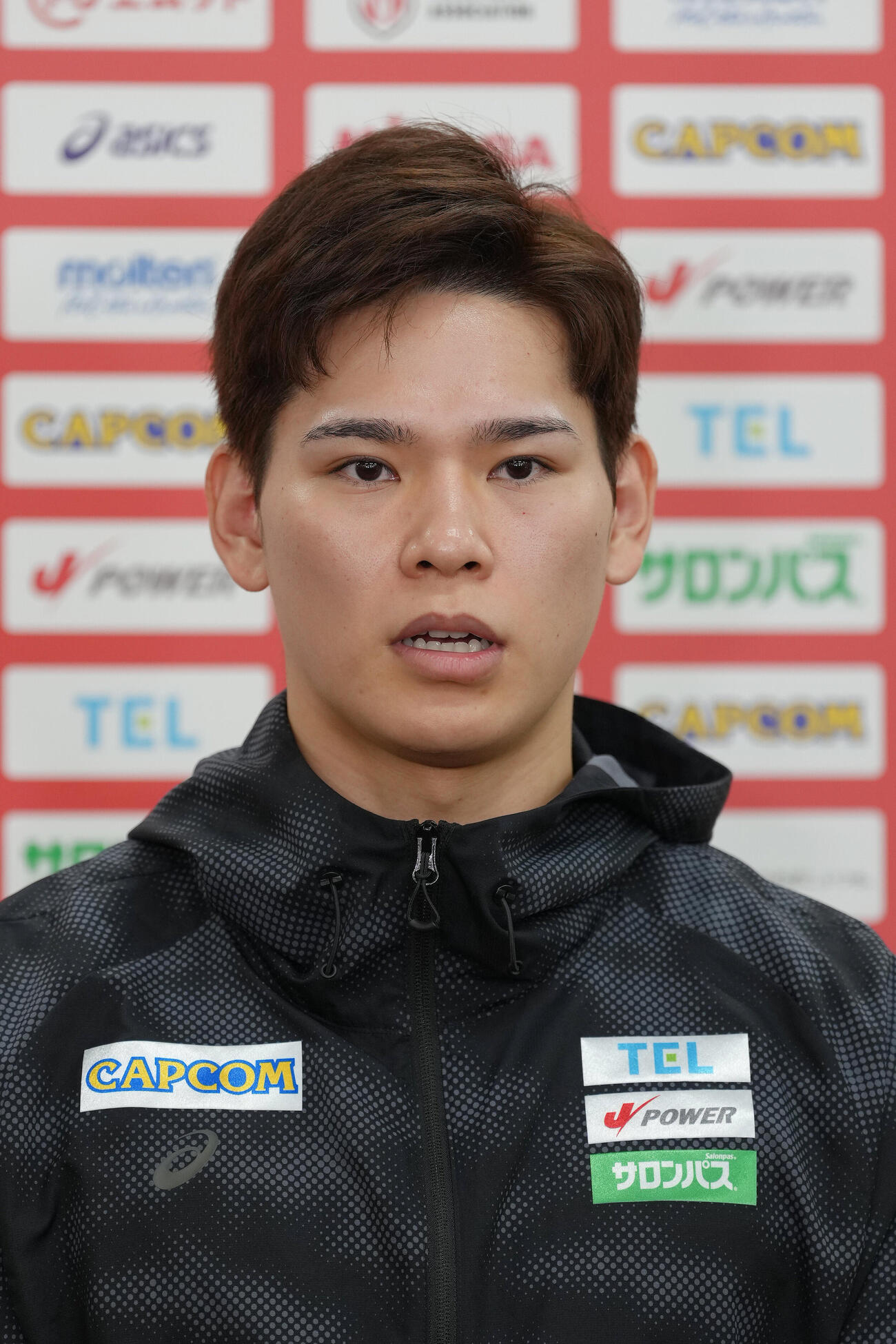 取材に応じるバレーボール男子日本代表西田有志（撮影・足立雅史）