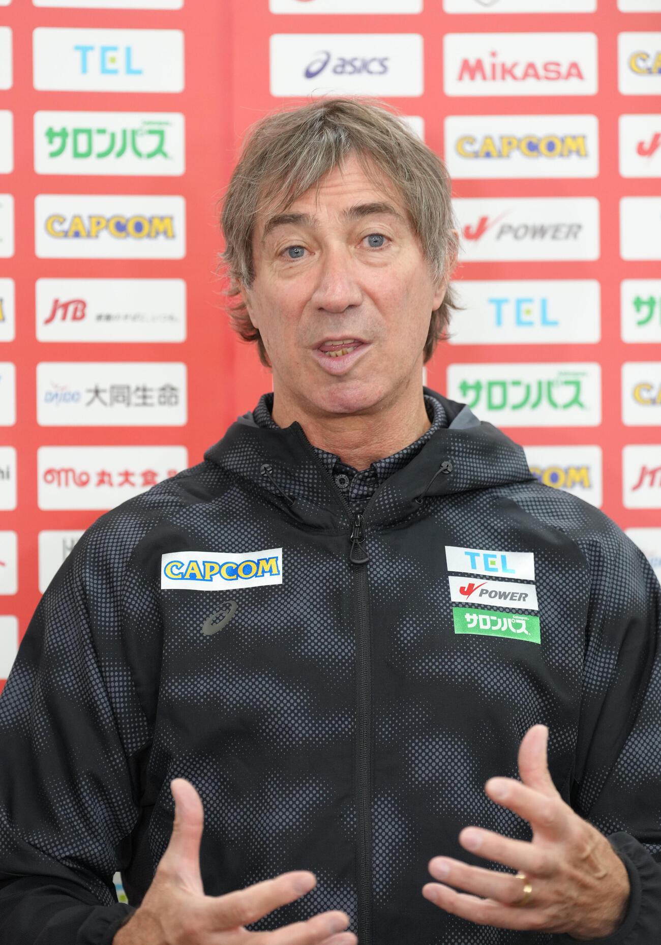 取材に応じるバレーボール日本代表ロラン・ティリ監督（撮影・足立雅史）