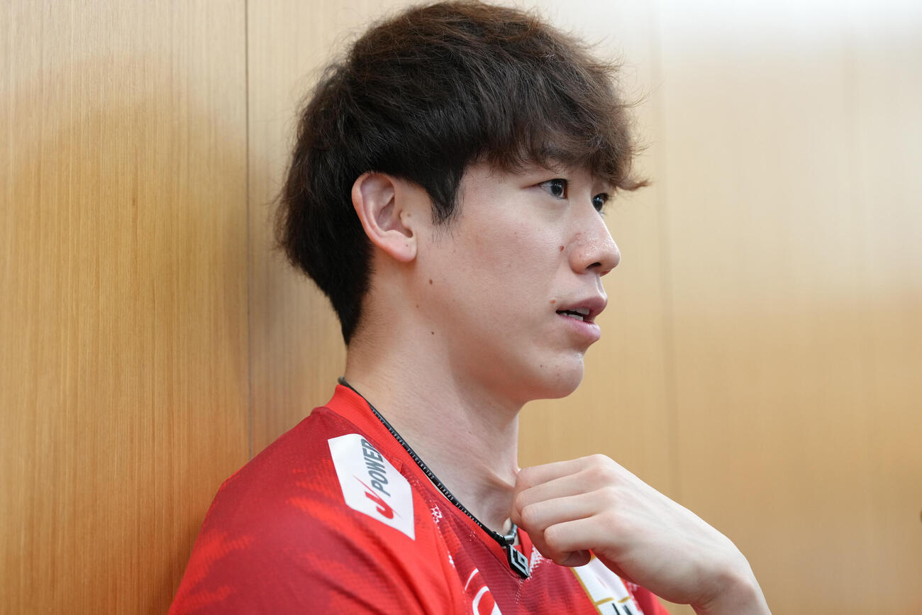 取材に応じるバレーボール男子日本代表石川祐希（撮影・足立雅史）