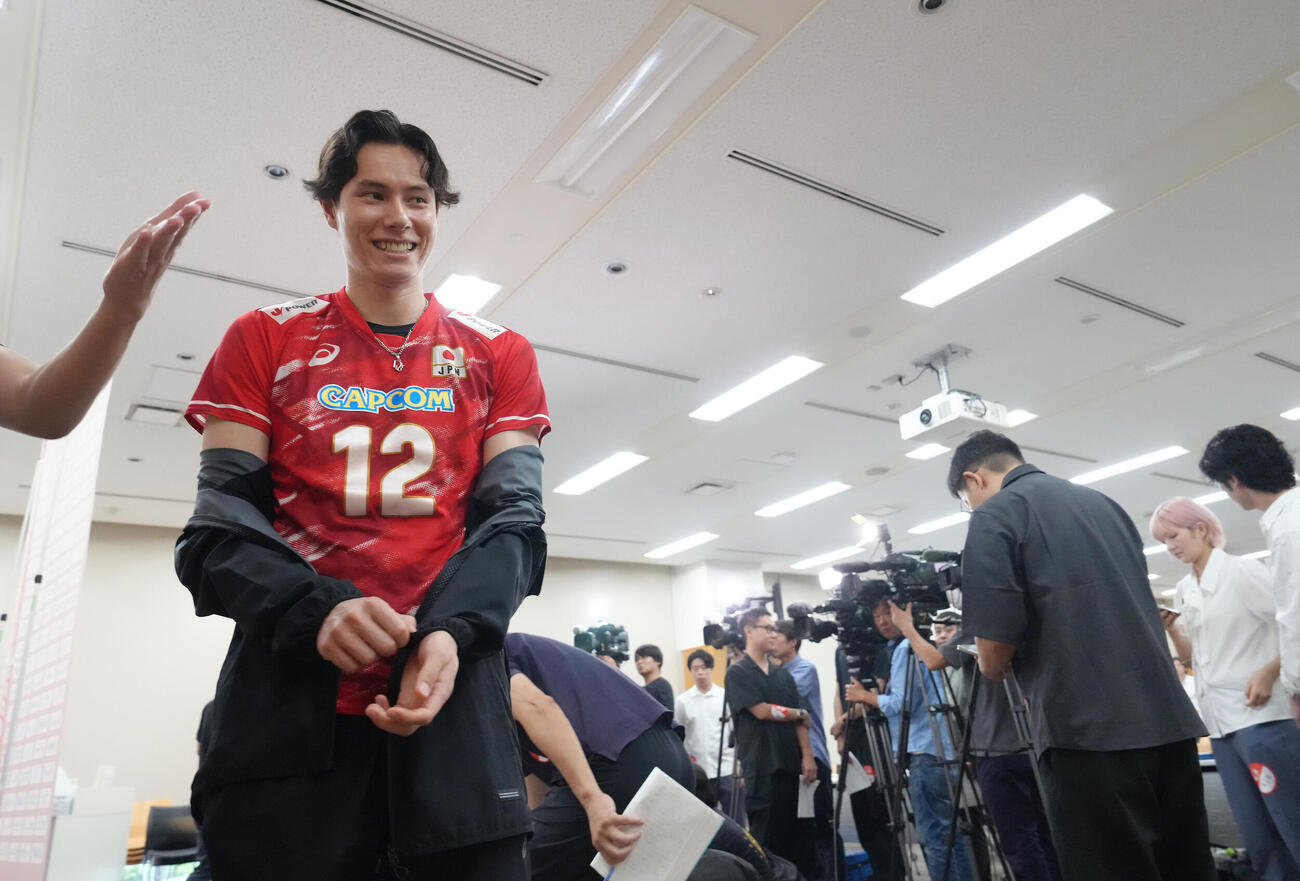 取材の合間に笑顔を見せるバレーボール男子日本代表高橋藍（撮影・足立雅史）