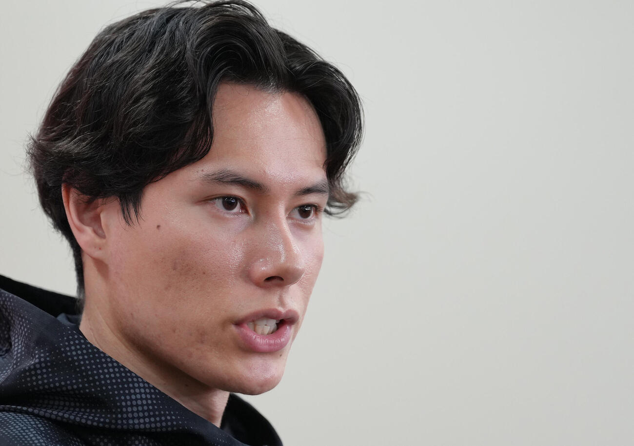 取材に応じるバレーボール男子日本代表高橋藍（撮影・足立雅史）