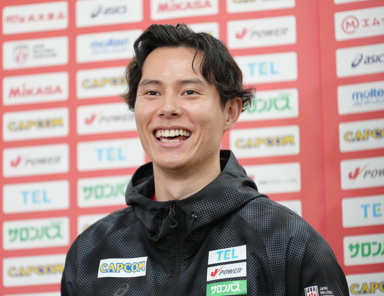 取材に応じ、笑顔を見せるバレーボール男子日本代表高橋藍（撮影・足立雅史）