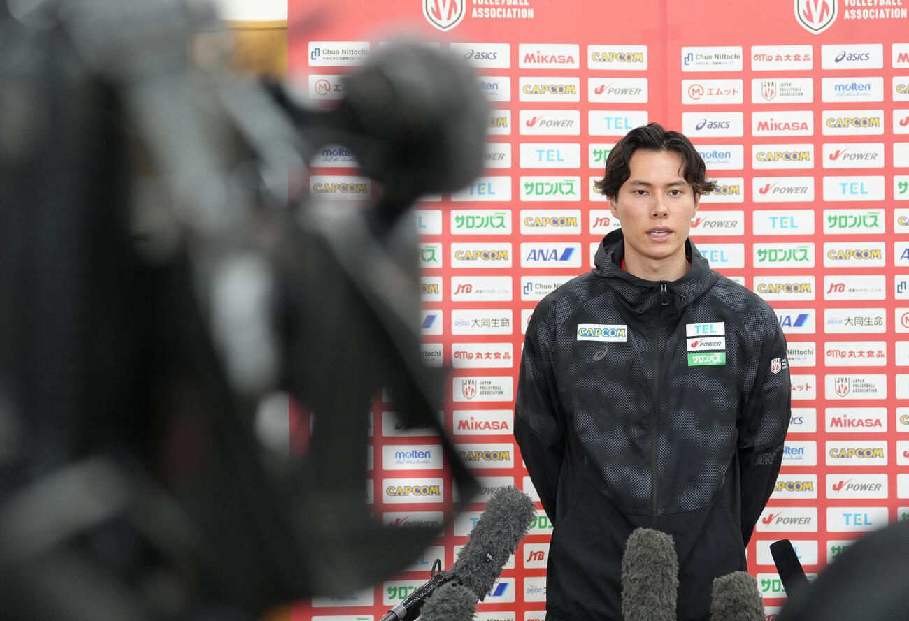 取材に応じるバレーボール男子日本代表高橋藍（撮影・足立雅史）