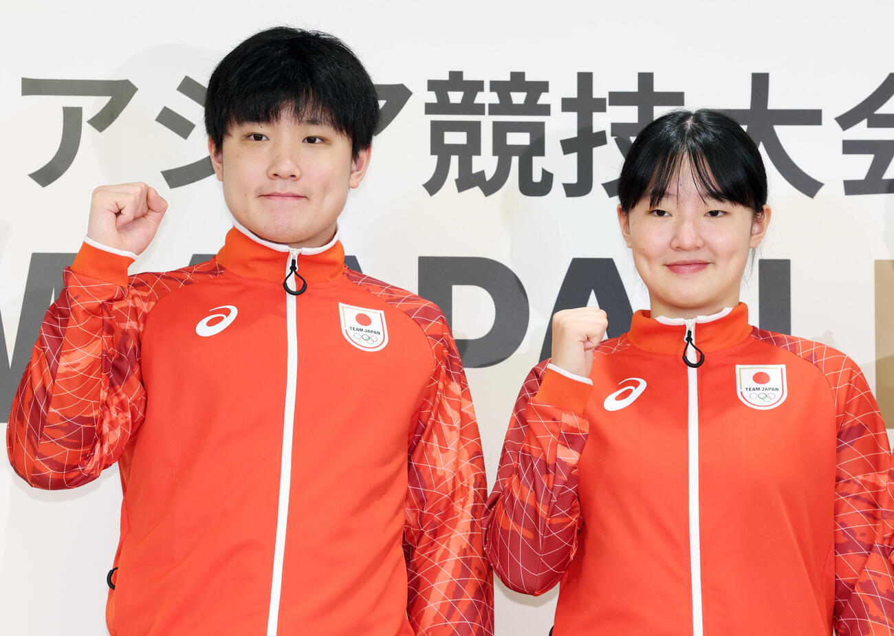 「第20回アジア大会TEAM JAPAN MEDIA SUMMIT」でガッツポーズする張本智和（左）と美和（撮影・宮地輝）