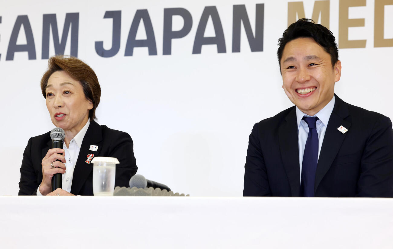 「第20回アジア大会TEAM JAPAN MEDIA SUMMIT」で笑顔を見せるJOC橋本聖子会長（左）と太田雄貴専務理事（撮影・宮地輝）