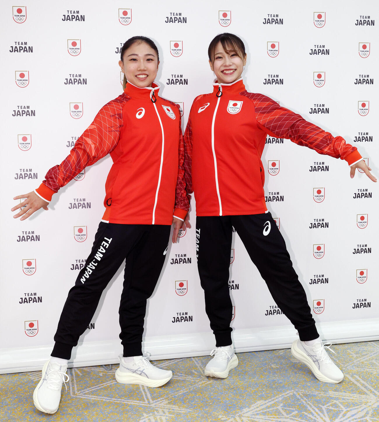「第20回アジア大会TEAM JAPAN MEDIA SUMMIT」でポーズをとる岸里奈（左）と杉原愛子（撮影・宮地輝）