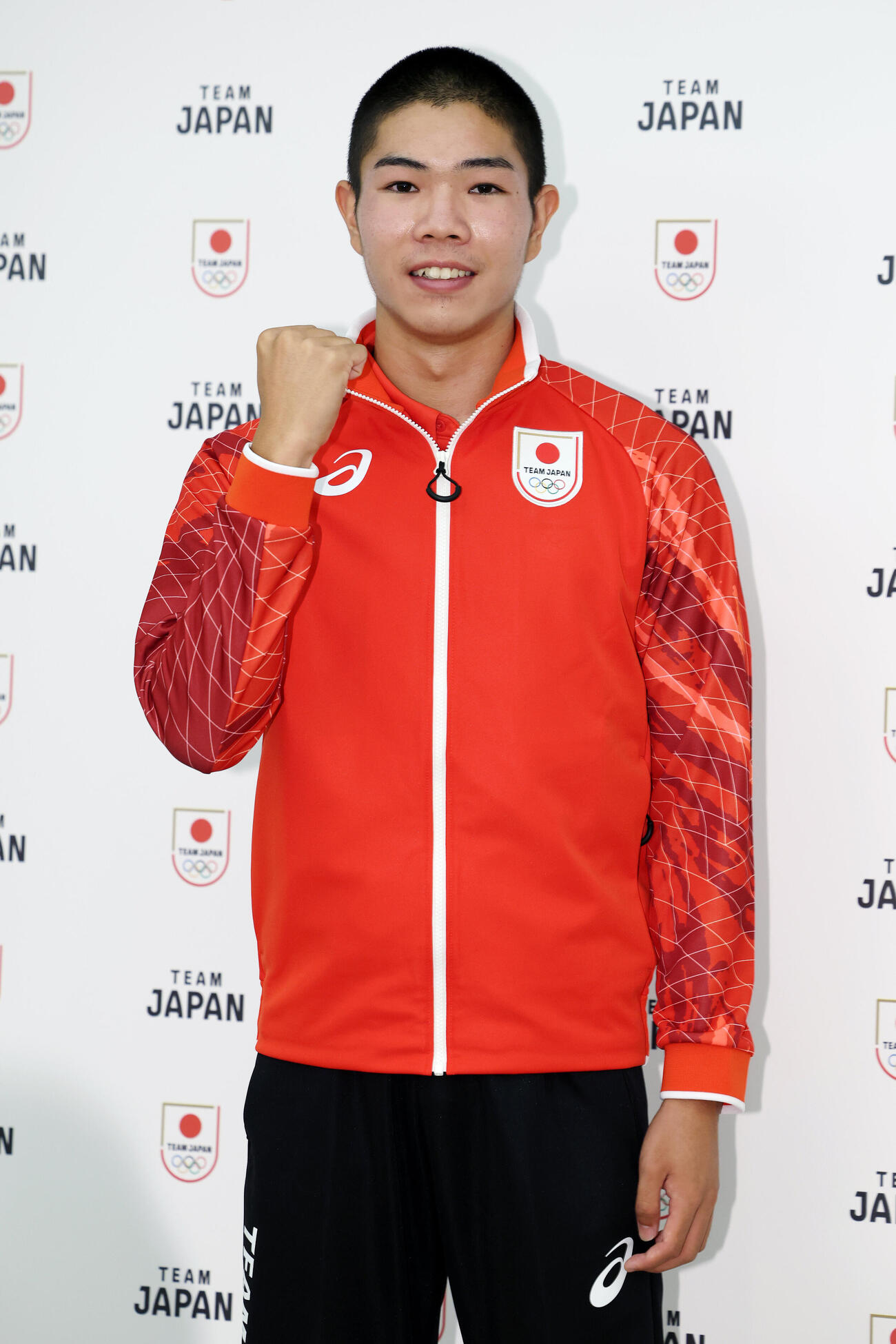 「アジア大会TEAM JAPAN MEDIA SUMMIT」に登壇し笑顔でガッツポーズする後藤大樹（撮影・宮地輝）