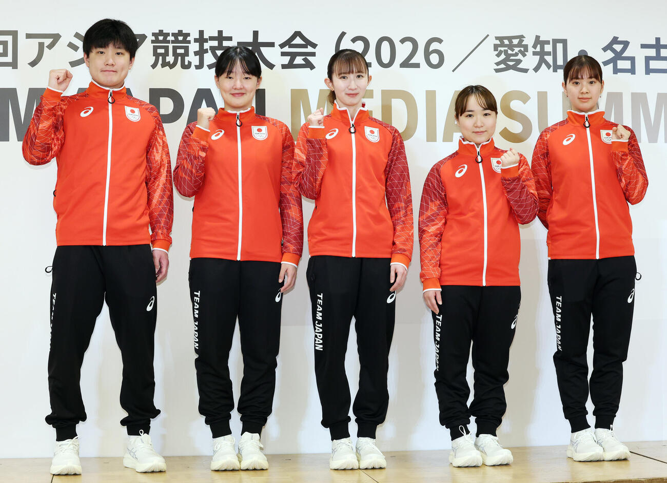 「第20回アジア大会TEAM JAPAN MEDIA SUMMIT」でガッツポーズする卓球代表、左から張本智和、張本美和、早田ひな、伊藤美誠、長崎美柚（撮影・宮地輝）