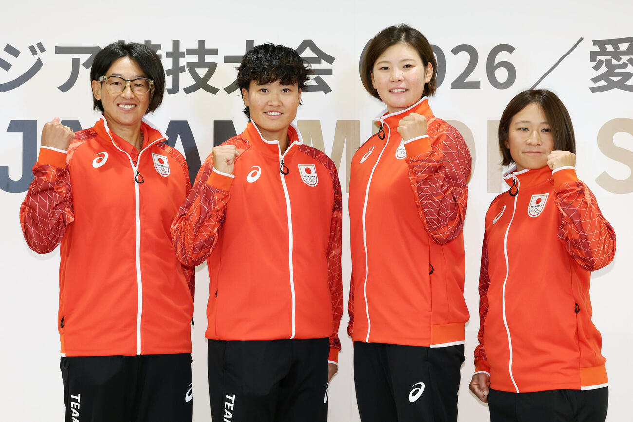 「第20回アジア大会TEAM JAPAN MEDIA SUMMIT」でガッツポーズするソフトボール女子代表、左から上野由岐子、後藤希友、三輪さくら、石川恭子（撮影・宮地輝）
