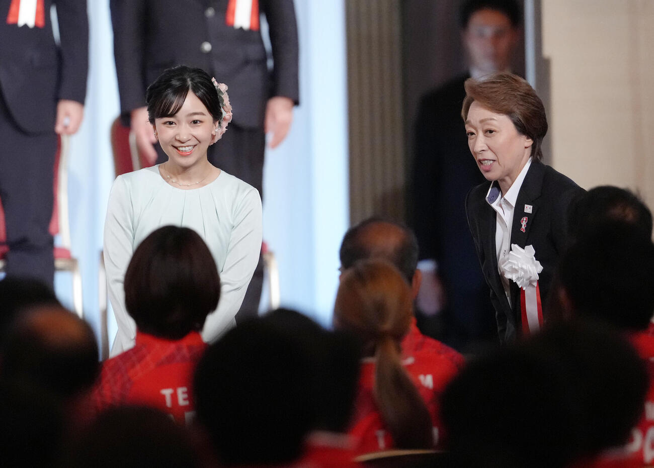 アジア大会TEAM JAPAN結団式に出席された佳子さまは藤波朱理（手前左）に声をかけられる。右はJOC橋本聖子会長（撮影・足立雅史）