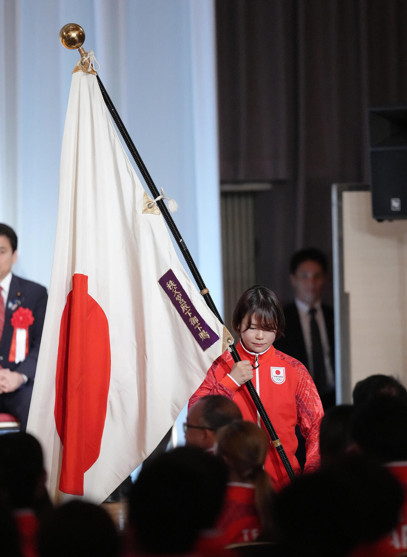 アジア大会TEAM JAPAN結団式で団旗を受け取った藤波朱理（撮影・足立雅史）
