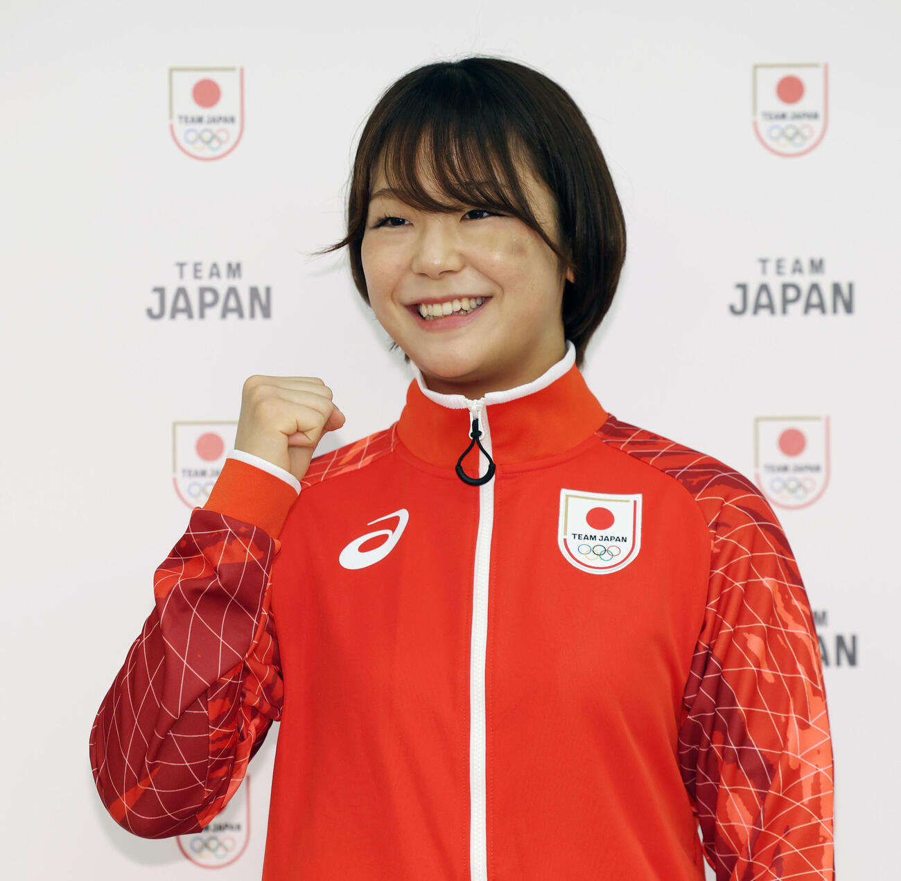 「第20回アジア大会TEAM JAPAN MEDIA SUMMIT」でガッツポーズする藤波朱理（撮影・宮地輝）