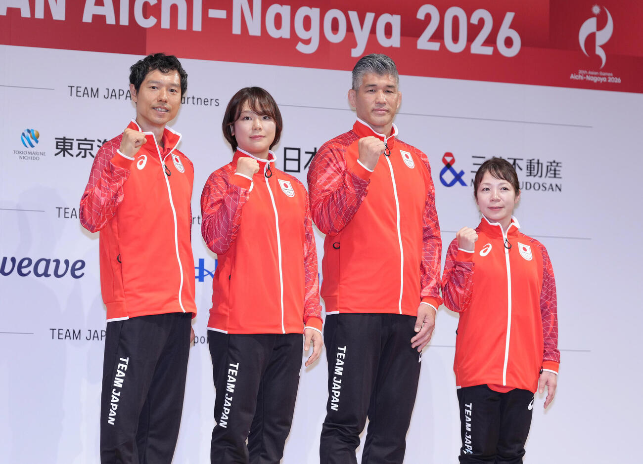 会見後、フォトセッションに臨む、左から水鳥寿思副団長、藤波朱理、井上康生団長、三宅宏実副団長（撮影・足立雅史）