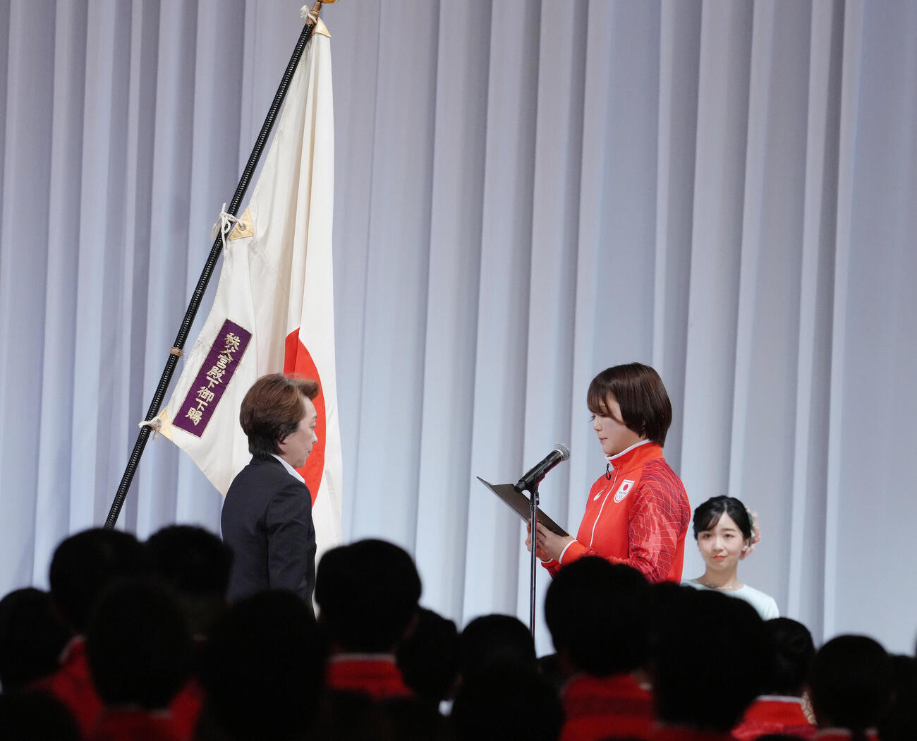 アジア大会TEAM JAPAN結団式で決意表明を行う藤波朱理（右）。左はJOC橋本聖子会長。（撮影・足立雅史）